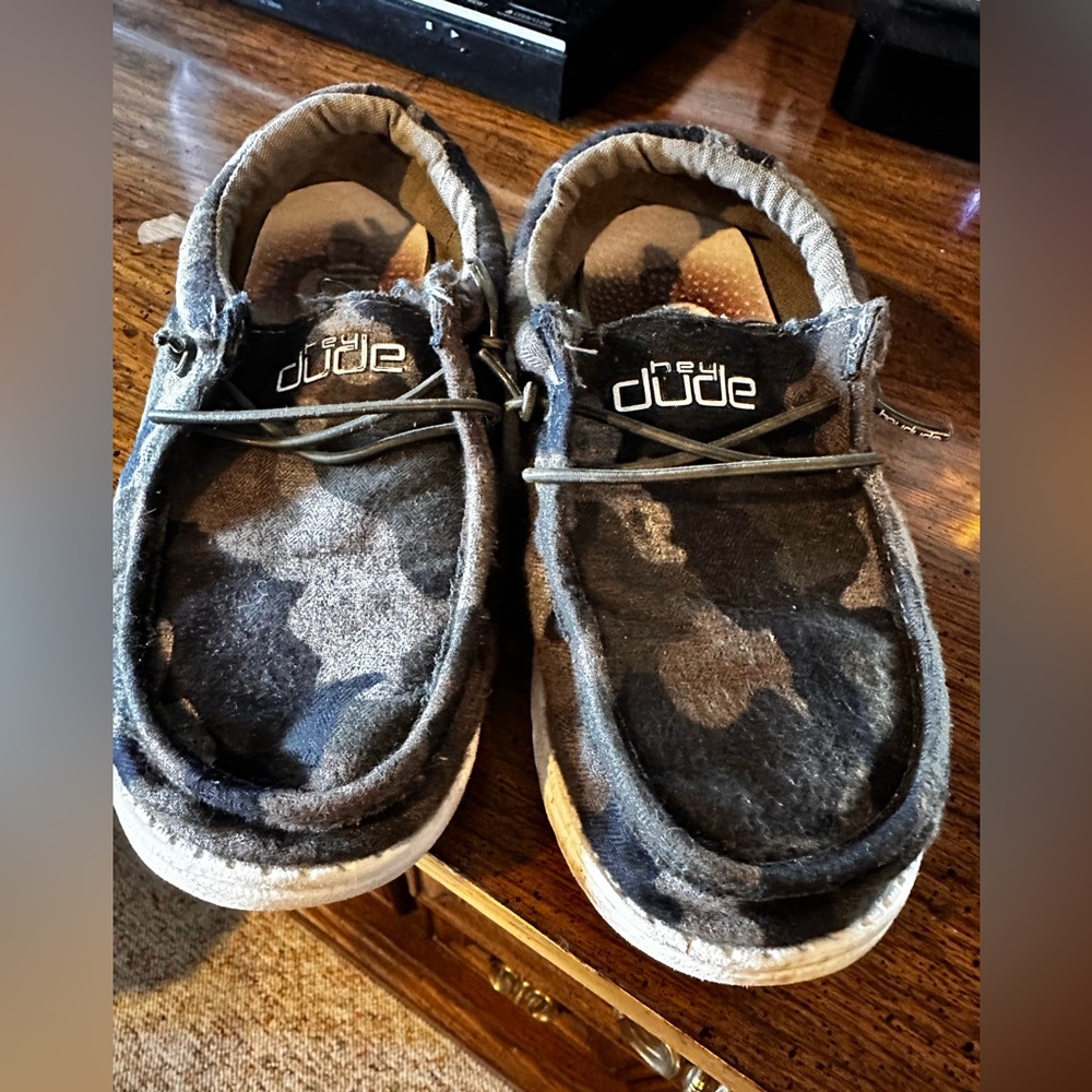 Hey Dude shoes size 1Y-L2